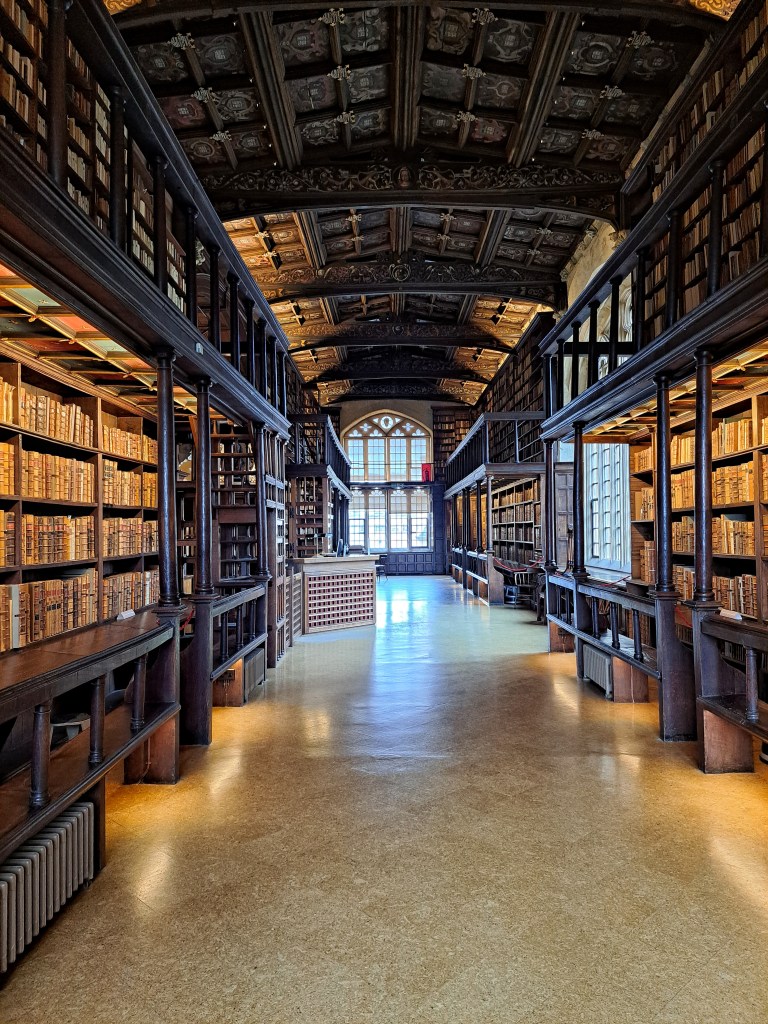 I am a travel blogger, discovering some filming locations of Harry Potter! Harry Potter curiosity and guide!