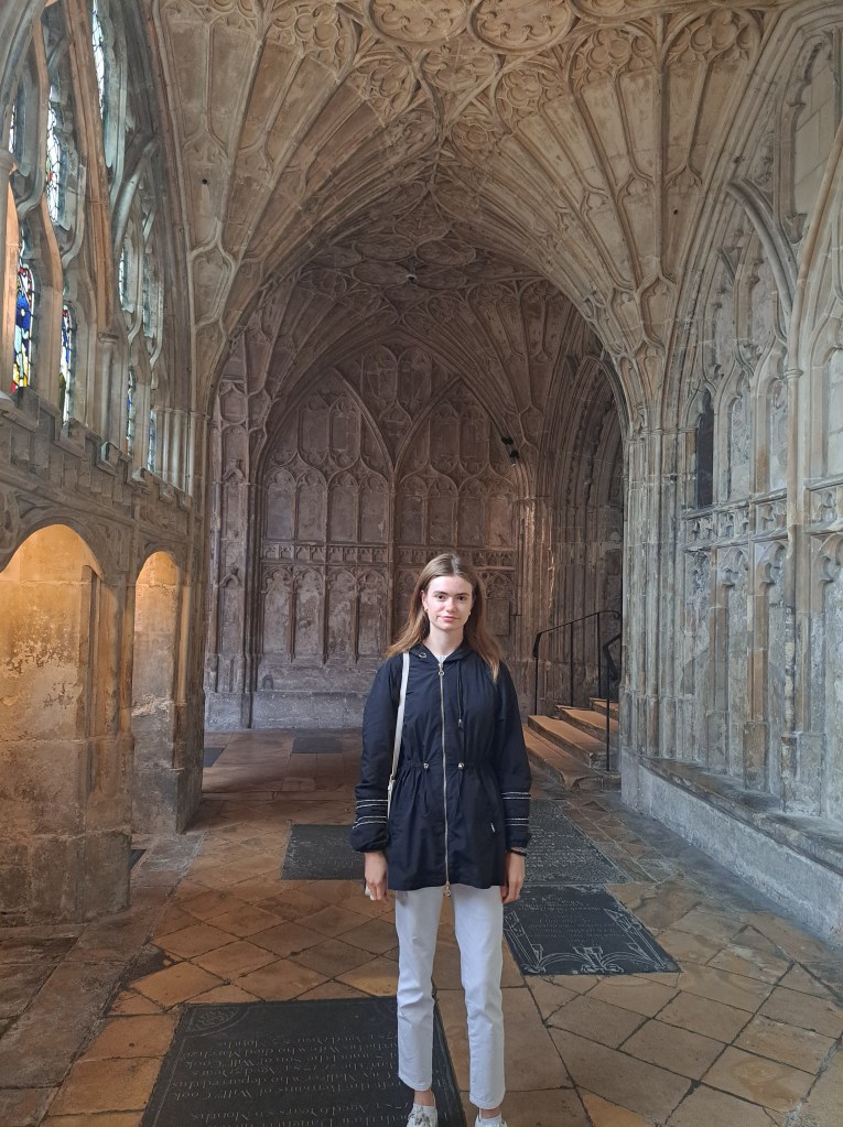 I am a travel blogger, discovering some filming locations of Harry Potter! Harry Potter curiosity and guide!