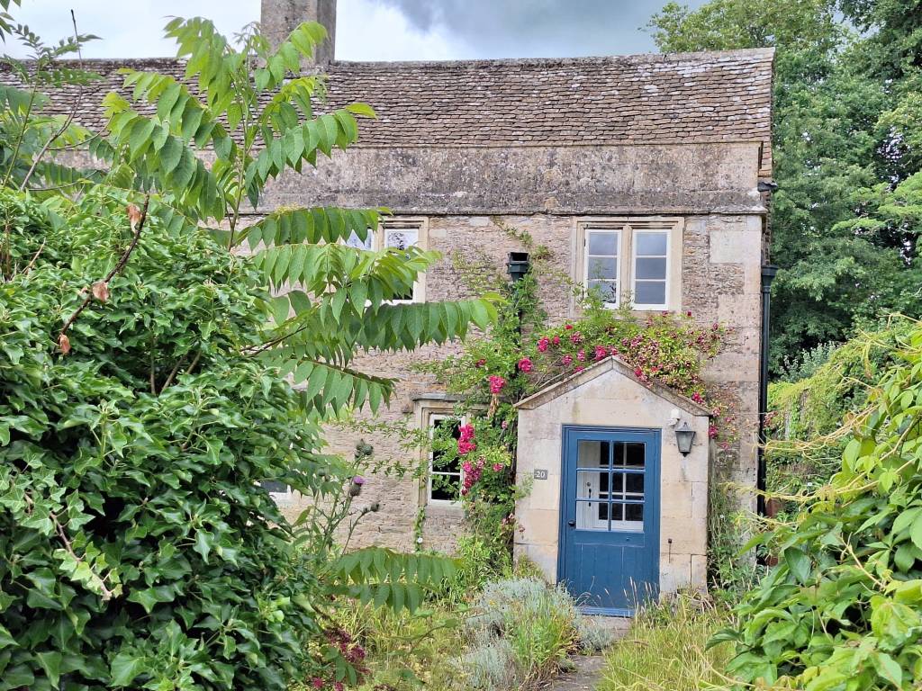 I am a travel blogger, discovering some filming locations of Harry Potter! Harry Potter curiosity and guide!