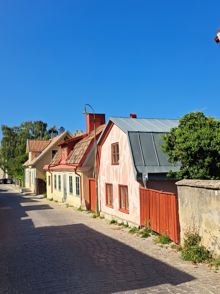 Picturesque houses in Visby, Gotland. Blogger.