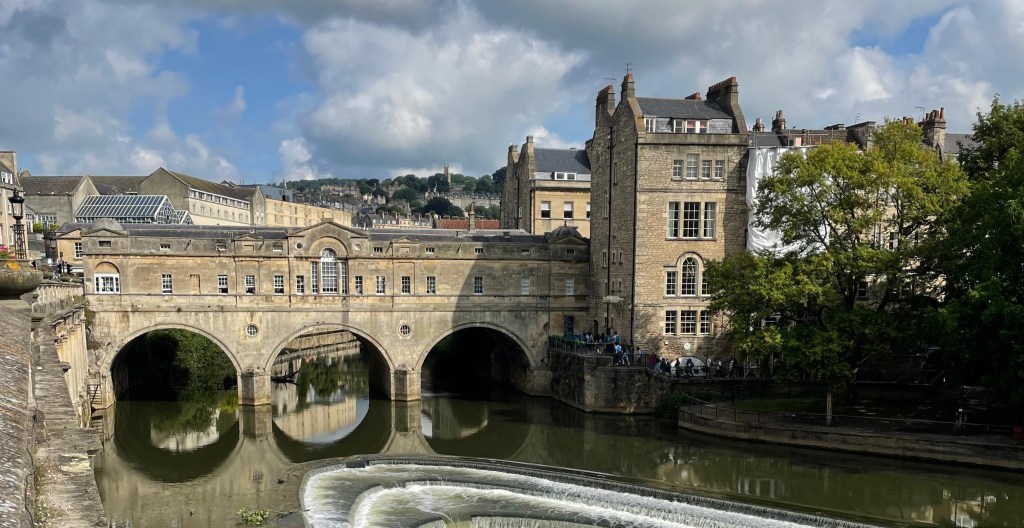 The stunning Pulteney Bridge in the city of Bath, England! Sofia Lena PErissinotto, blogger.