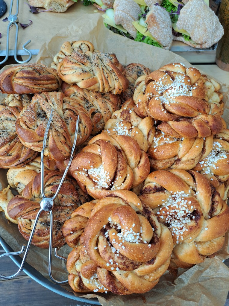 Rosendal café's delicious home-baked cardamom and cinnamon buns! Blogger!