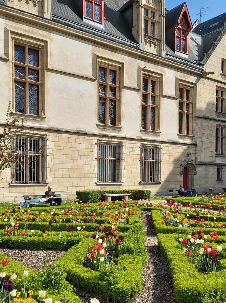 Sofia Lena Perissinotto, blogger.
The stunning Hôtel de Sully, located in the Marais district!