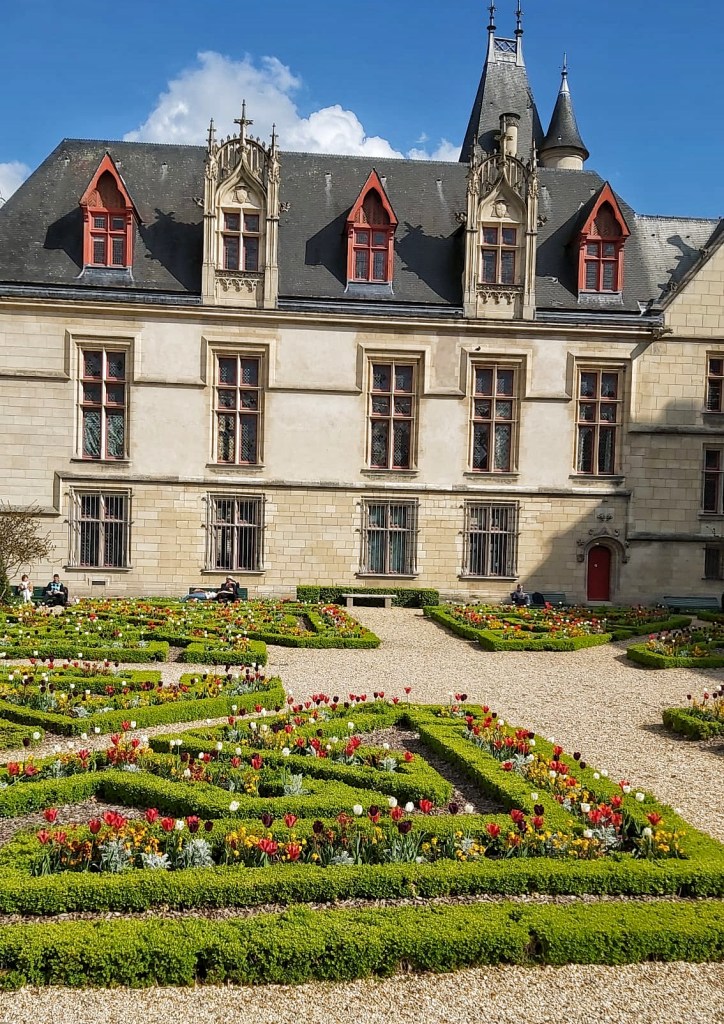 Sofia Lena Perissinotto, blogger.
The stunning Hôtel de Sully, located in the Marais district!