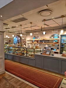 Sofia Lena Perissinotto, blogger. Here I write about Vete-Katten café, which is one of the most renowned and oldest cafes in Stockholm (Sweden). Vete-Katten is located in different areas of Stockholm, among which the one at Kungsgatan (centre of the city). The environment is lovely, beautiful. You can eat homemade breakfasts, meals, home-baked sweets (Swedish fika) at Vete-Katten!