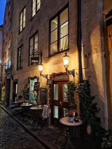 Sofia Lena Perissinotto, blogger.
Here I write about the cozy café Fika and Wine, located in the Old Town (Stockholm). The environment is homey and welcoming with homemade, flavourful meals, home-baked pastries!