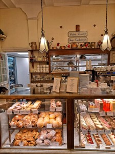 Sofia Lena Perissinotto, blogger. Here I write about Vete-Katten café, which is one of the most renowned and oldest cafes in Stockholm (Sweden). Vete-Katten is located in different areas of Stockholm, among which the one at Kungsgatan (centre of the city). The environment is lovely, beautiful. You can eat homemade breakfasts, meals, home-baked sweets (Swedish fika) at Vete-Katten!