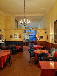 Sofia Lena Perissinotto, blogger. Here I write about Vete-Katten café, which is one of the most renowned and oldest cafes in Stockholm (Sweden). Vete-Katten is located in different areas of Stockholm, among which the one at Kungsgatan (centre of the city). The environment is lovely, beautiful. You can eat homemade breakfasts, meals, home-baked sweets (Swedish fika) at Vete-Katten!