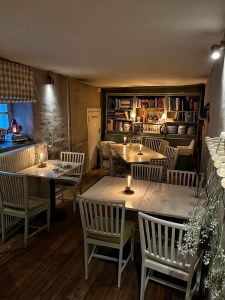 Sofia Lena Perissinotto, blogger.
Here I write about the cozy café Fika and Wine, located in the Old Town (Stockholm). The environment is homey and welcoming with homemade, flavourful meals, home-baked pastries!