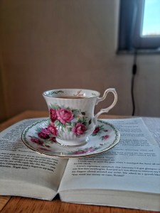 I am Sofia Lena Perissinotto, I am a wellness blogger. In this blog post I write about tea, some of its benefits, the history of tea, mental wellbeing and tea!