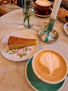 Sofia Lena Perissinotto, blogger.
Here I write about Fabrique Stenugnsbageri located in different locations in Stockholm. The interior is beautiful, rustic, vintage. Fabrique is famous for its delicious homemade surdough bread and home-baked pastries!