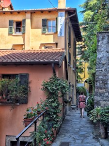 I am Sofia Lena Perissinotto, I am a blogger, content creator. In this article I talk about Varenna, a cozy, enchanting, picturesque village on the Como Lake. Varenna is renowned for its charming network of alleys.
