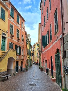 I am Sofia Lena Perissinotto, I am a blogger, content creator. In this article I write about Celle Ligure, one of the most beautiful villages of Italy. This photo depicts Celle's charming, colourful alleys!