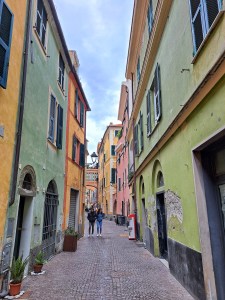 I am Sofia Lena Perissinotto, I am a blogger, content creator. In this article I write about Celle Ligure, one of the most beautiful villages of Italy. This photo depicts Celle's charming, colourful alleys!