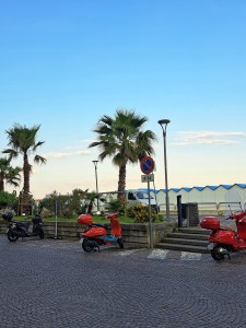 I am Sofia Lena, Perissinotto, I am a blogger, content creator. In this article I write about Celle Ligure, one of the most beautiful villages in Italy. This photo shows Celle during the evening, so magical and beautiful!