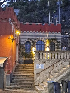 I am Sofia Lena, Perissinotto, I am a blogger, content creator. In this article I write about Celle Ligure, one of the most beautiful villages in Italy. This photo shows Celle during the evening, so magical and beautiful!