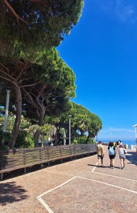 I am Sofia Lena Perissinotto, I am a blogger, content creator. In this article I write about the stunning village of Celle Ligure, located on the western part of the Ligurian Coast (Liguria, Italy). This photo particularly depicts il Lungomare Colombo, Celle Ligure's seaside promenade!