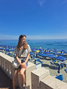 I am Sofia Lena Perissinotto, I am a blogger, content creator. In this article I write about the stunning village of Celle Ligure, located on the western part of the Ligurian Coast (Liguria, Italy). This photo particularly depicts il Lungomare Colombo, Celle Ligure's seaside promenade!