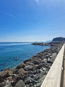 I am Sofia Lena Perissinotto, I am a blogger, content creator. In this article I write about the stunning village of Celle Ligure, located on the western part of the Ligurian Coast (Liguria, Italy). This photo particularly depicts il Lungomare Colombo, Celle Ligure's seaside promenade!