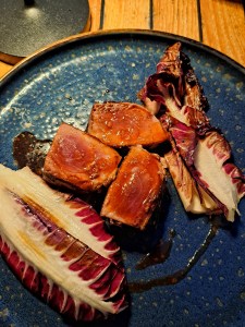 I am Sofia Lena Perissinotto, I am a blogger, content creator. In this blog post I write about the marvellous village of Celle Ligure (Liguria, Italy) and I also write about nice restaurants in this village. Here I talk about Bistrot 27, located in Piazza del Popolo, 2.