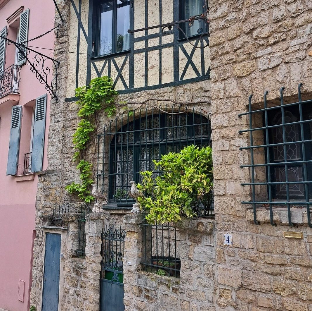 I am Sofia Lena Perissinotto. I am a blogger. In this article I write about the charming district of Montmartre (Paris), its stunning, bohemian architecture, the sacré-coeaur basilica, some history and places to enjoy a galette, something to eat!