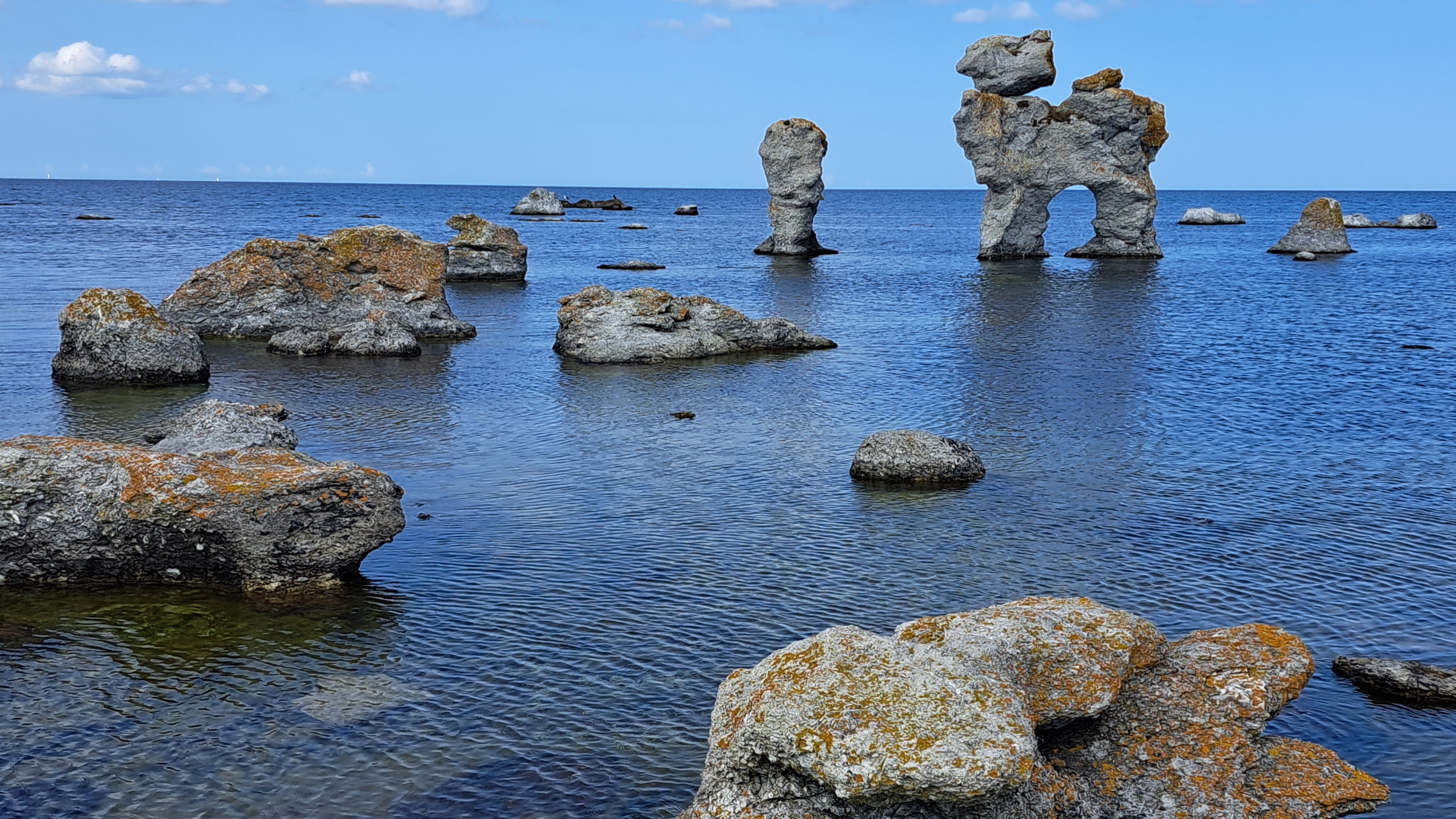 Sofia Lena Perissinotto, blogger. Here I write about rauks, at the island of Fårö (Gotland, Sweden) They are natural formations, made of limestone rocks!