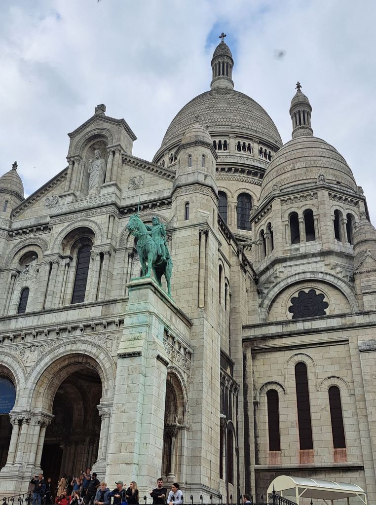 Hi, I'm sofia Lena Perissinotto, I am a travel blogger. In this article I write about some of the most famous locations in Emily in Paris, in Paris! The photo is taken in Montmartre.