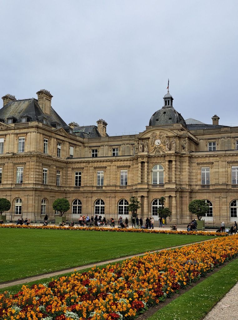 Hi, I'm sofia Lena Perissinotto, I am a travel blogger. In this article I write about some of the most famous locations in Emily in Paris, in Paris! This Photo is taken at the Jardin du Luxembourg.