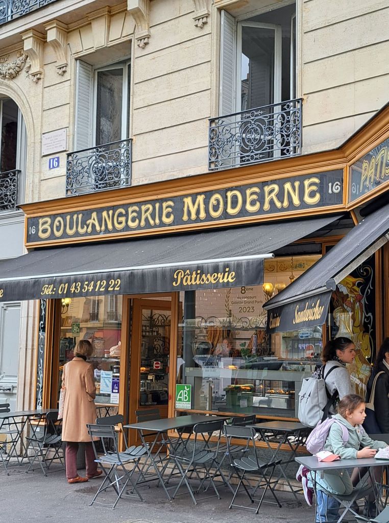 Hi, I'm sofia Lena Perissinotto, I am a travel blogger. In this article I write about some of the most famous locations in Emily in Paris, in Paris! This Photo is taken at La Place de l'Estrapade. 