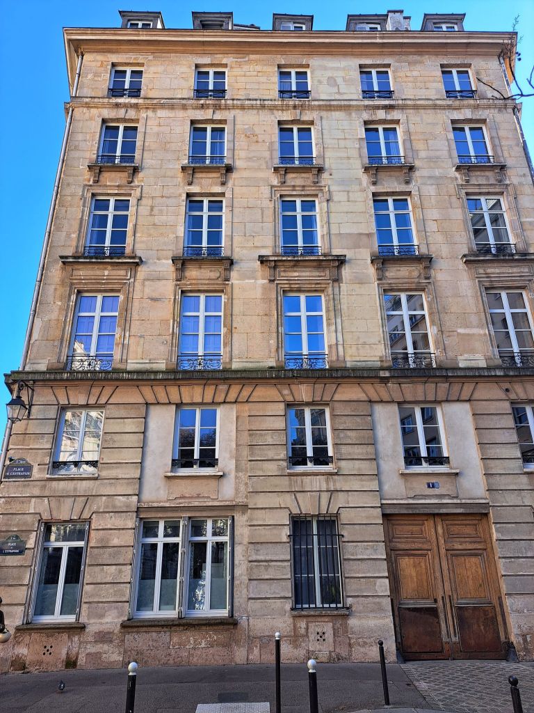 Hi, I'm sofia Lena Perissinotto, I am a travel blogger. In this article I write about some of the most famous locations in Emily in Paris, in Paris! This Photo is taken at La Place de l'Estrapade. 