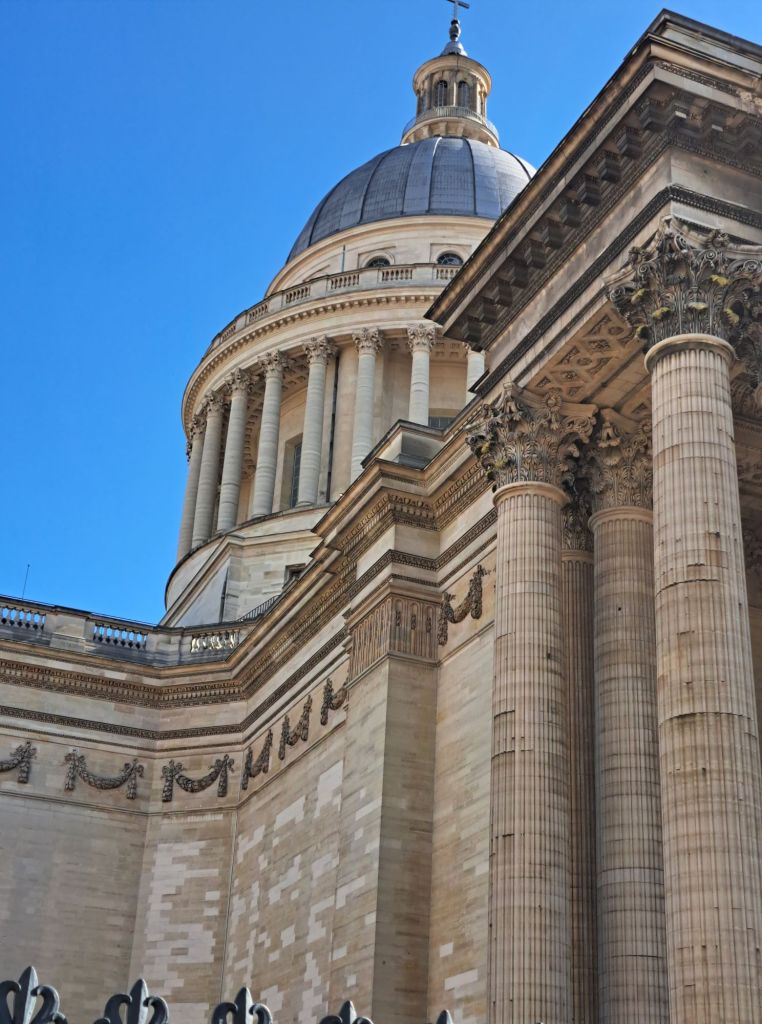 Hi, I'm sofia Lena Perissinotto, I am a travel blogger. In this article I write about some of the most famous locations in Emily in Paris, in Paris! This Photo is taken at the Panthéon.