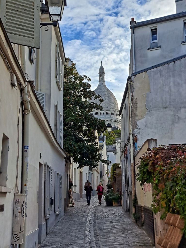 Hi, I'm sofia Lena Perissinotto, I am a travel blogger. In this article I write about some of the most famous locations in Emily in Paris, in Paris! The photo is taken in Montmartre.