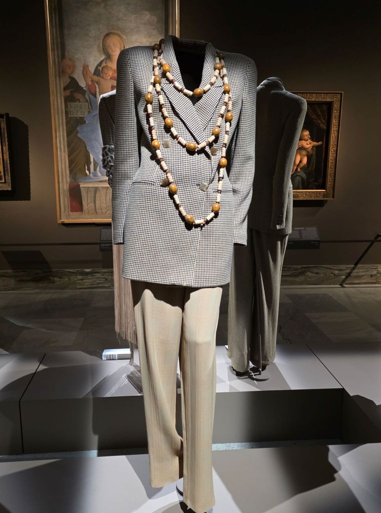 Hey, I'm Sofia Lena Perissinotto, I'm a fashion blogger. In this blog post I write about the latest Armani exhibition at the Brera called Milano, per amore. The fusion of classical art and Armani's designs is captivating!