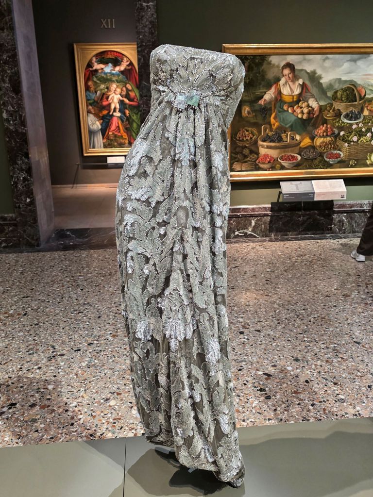 Hey, I'm Sofia Lena Perissinotto, I'm a fashion blogger. In this blog post I write about the latest Armani exhibition at the Brera called Milano, per amore. The fusion of classical art and Armani's designs is captivating!