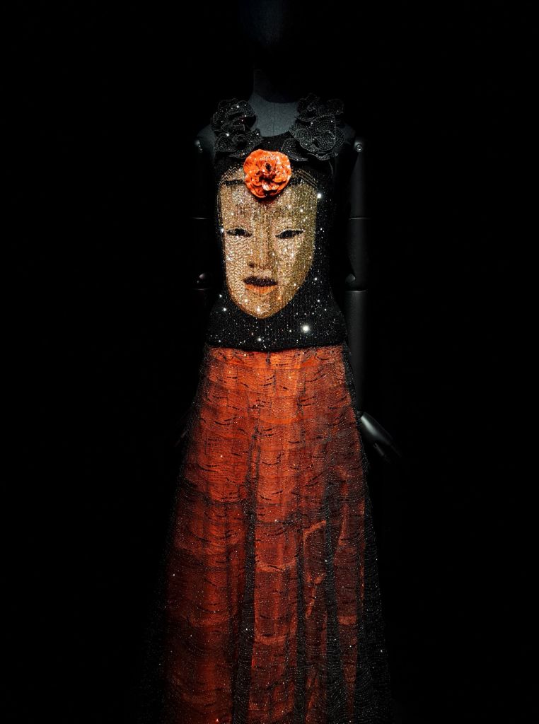 I'm Sofia Lena Perissinotto, I am a fashion blogger. In this article I write about Armani Prive's exhibition at the Silos, celebrating twenty years of haute couture.