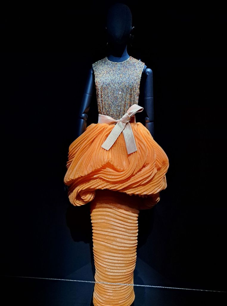 I'm Sofia Lena Perissinotto, I am a fashion blogger. In this article I write about Armani Prive's exhibition at the Silos, celebrating twenty years of haute couture.