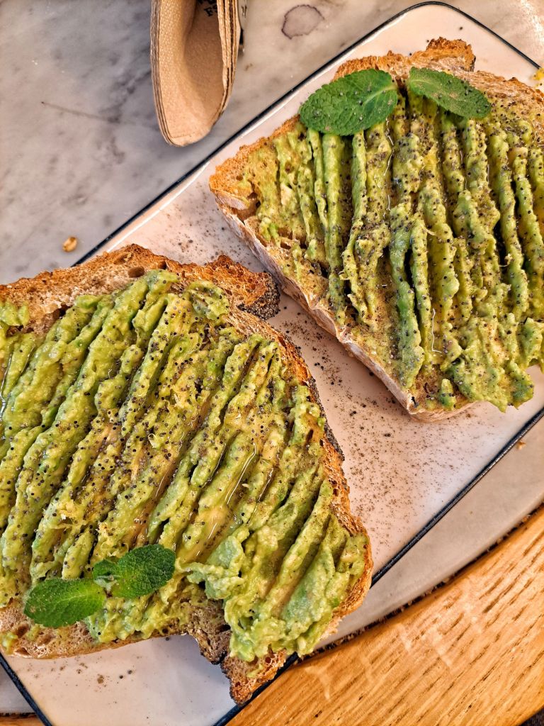 Hey, I'm Sofia Lena Perissinotto, I'm a wellness, food blogger. In this article I write about Eutopia Milano, one of my favourite, plant-based cafes in Milan.