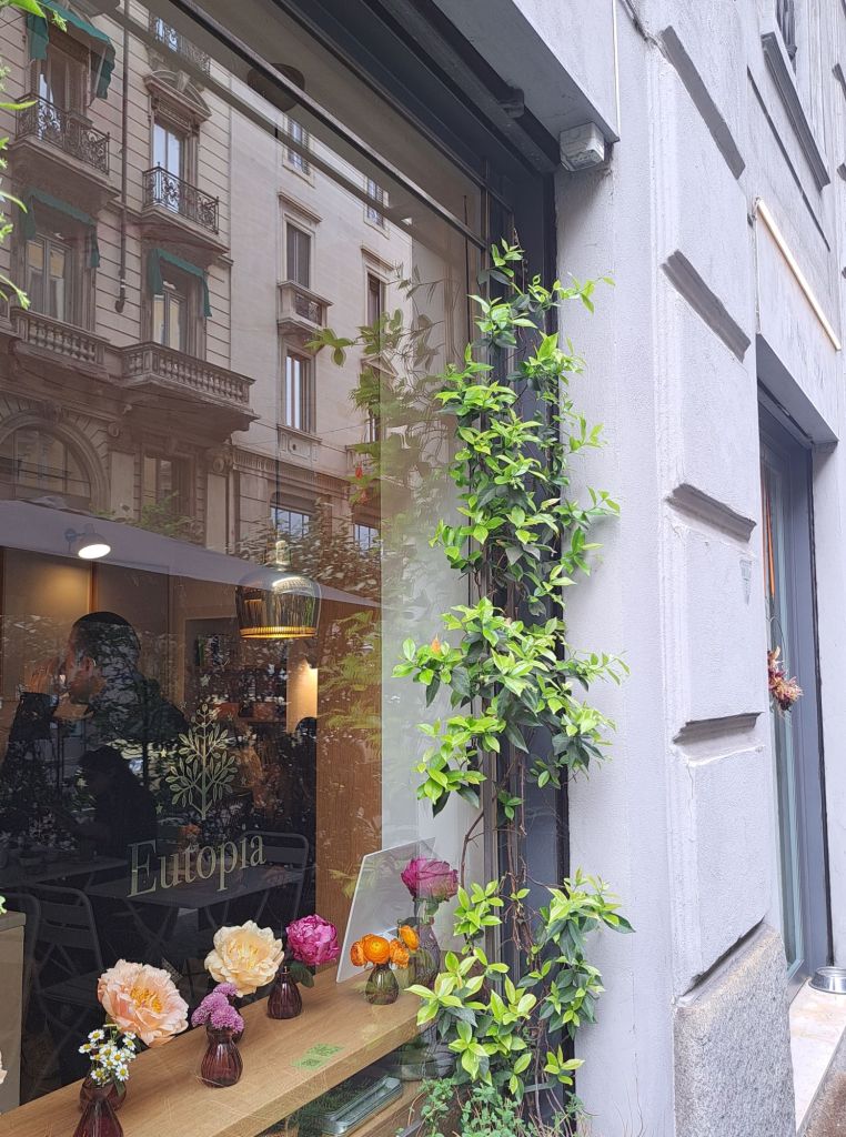 Hey, I'm Sofia Lena Perissinotto, I'm a wellness, food blogger. In this article I write about Eutopia Milano, one of my favourite, plant-based cafes in Milan.
