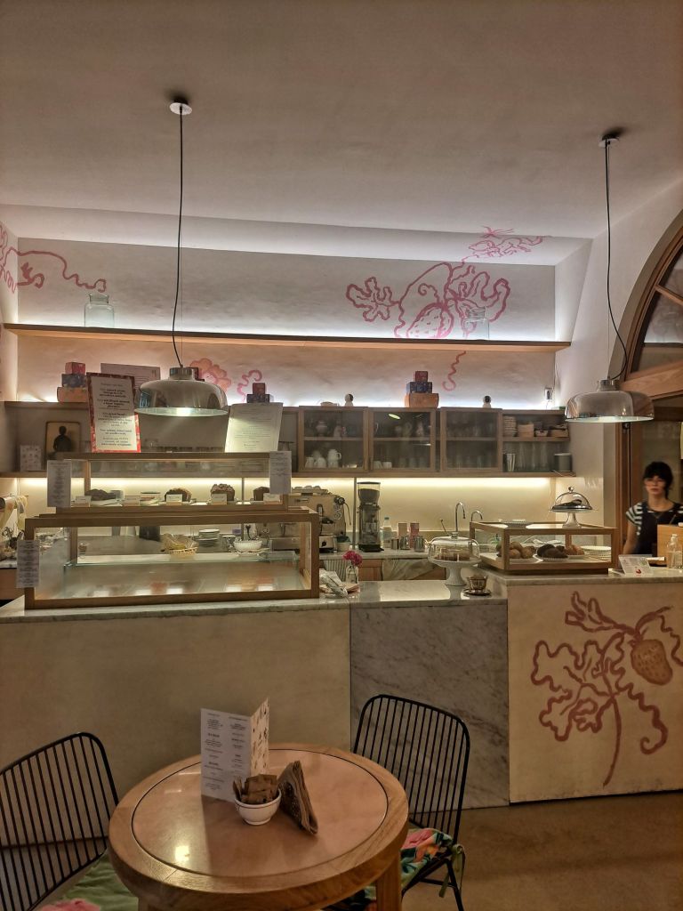 Hey, I'm Sofia Lena Perissinotto, I'm a wellness, food blogger. In this article I write about Eutopia Milano, one of my favourite, plant-based cafes in Milan.