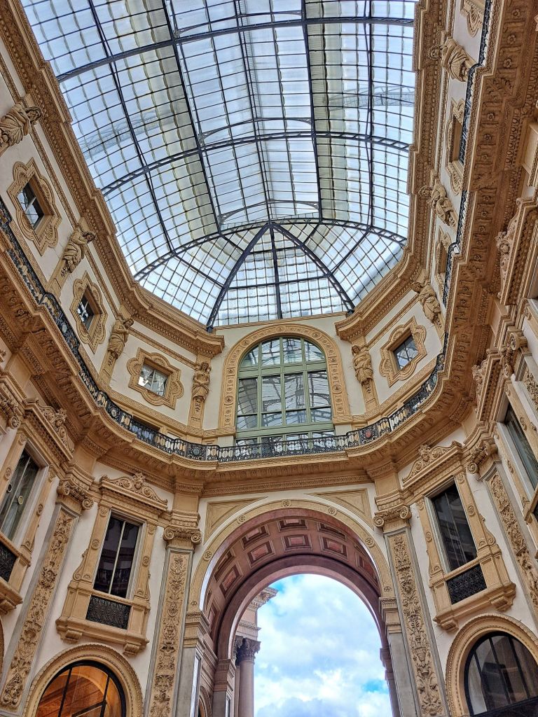 I am Sofia Lena Perissinotto, I am a blogger, content creator. In this travel article, I write about the magnificent Piazza Duomo in Milan! This photo features the elegant Galleria Vittorio Emanuele II.