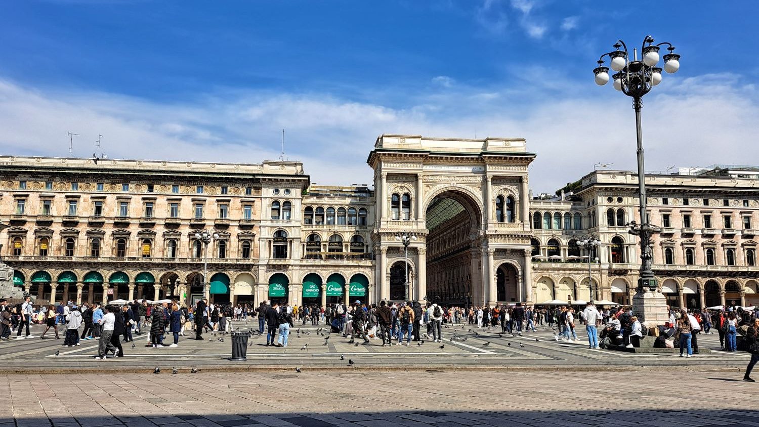 I am Sofia Lena Perissinotto, I am a blogger, content creator. In this travel article, I write about the magnificent Piazza Duomo in Milan! The photo features the Palace of the Northern Porticoes and Galleria Vittorio Emanuele II.