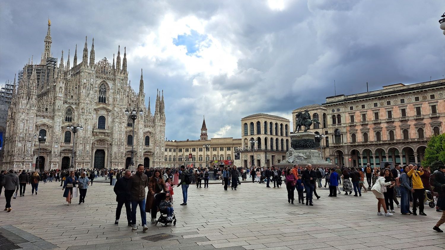 I am Sofia Lena Perissinotto, I am a blogger, content creator. In this travel article, I write about the magnificent Piazza Duomo in Milan!
