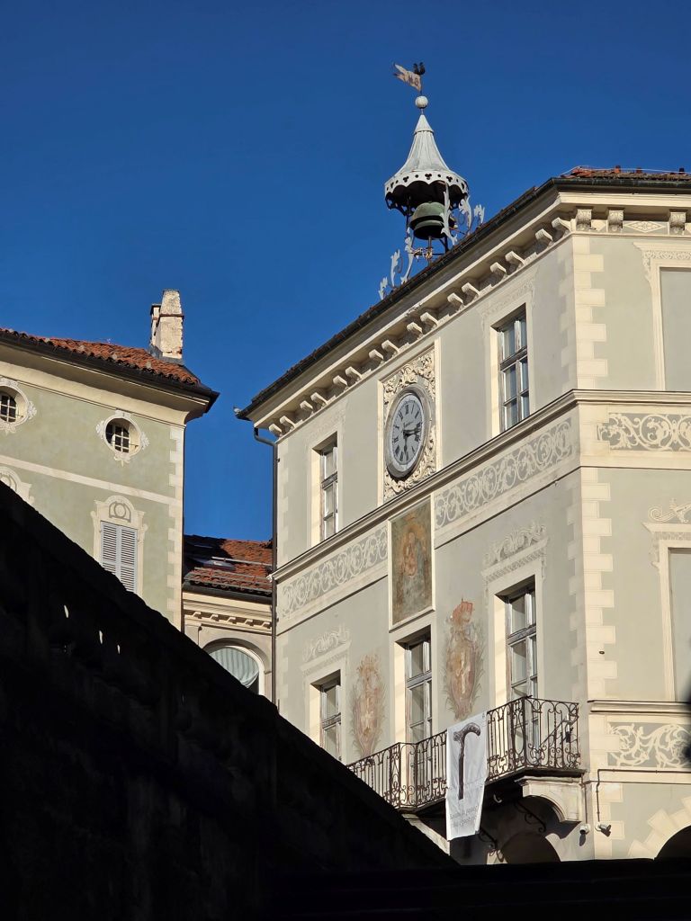 I'm Sofia Lena Perissinotto and I'm a travel blogger. In this article, I write about Piazza Mondovì, located in the province of Cuneo, in the region of Piedmont. This photo is taken in Piazza Maggiore.
