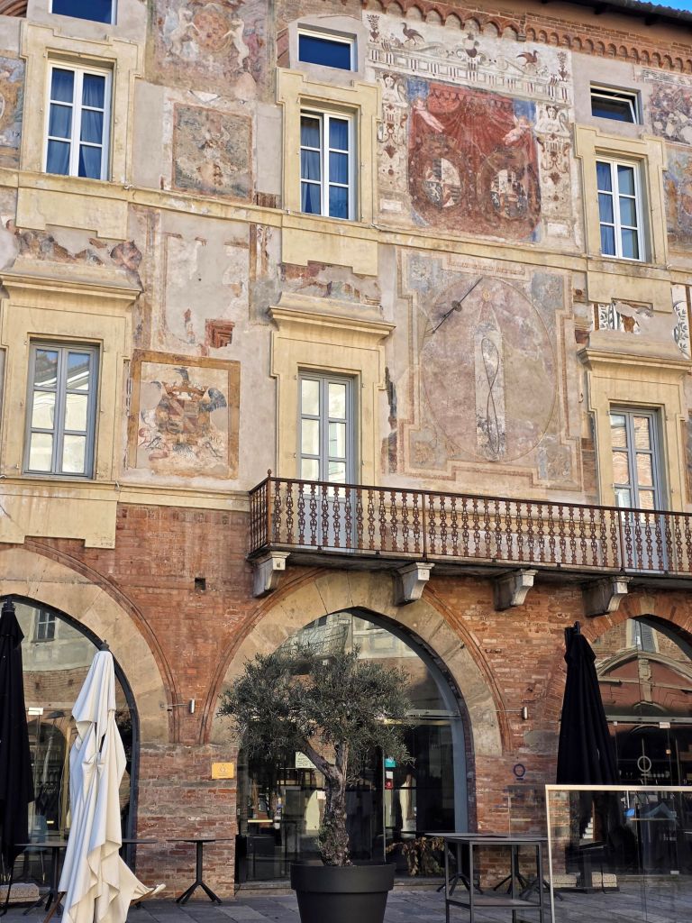 I'm Sofia Lena Perissinotto and I'm a travel blogger. In this article, I write about Piazza Mondovì, located in the province of Cuneo, in the region of Piedmont. This photo is taken in Piazza Maggiore.