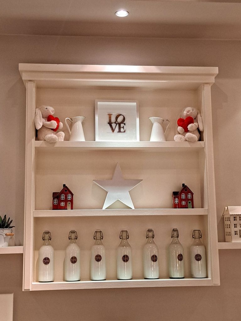 This article is about Bianco Latte, a charming, feel-good café and restaurant located in via Filippo Turati, Milan.