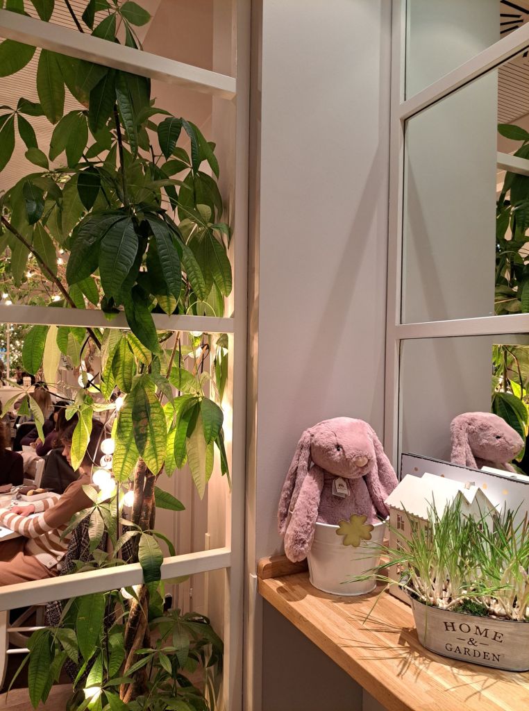 This article is about Bianco Latte, a charming, feel-good café and restaurant located in via Filippo Turati, Milan.