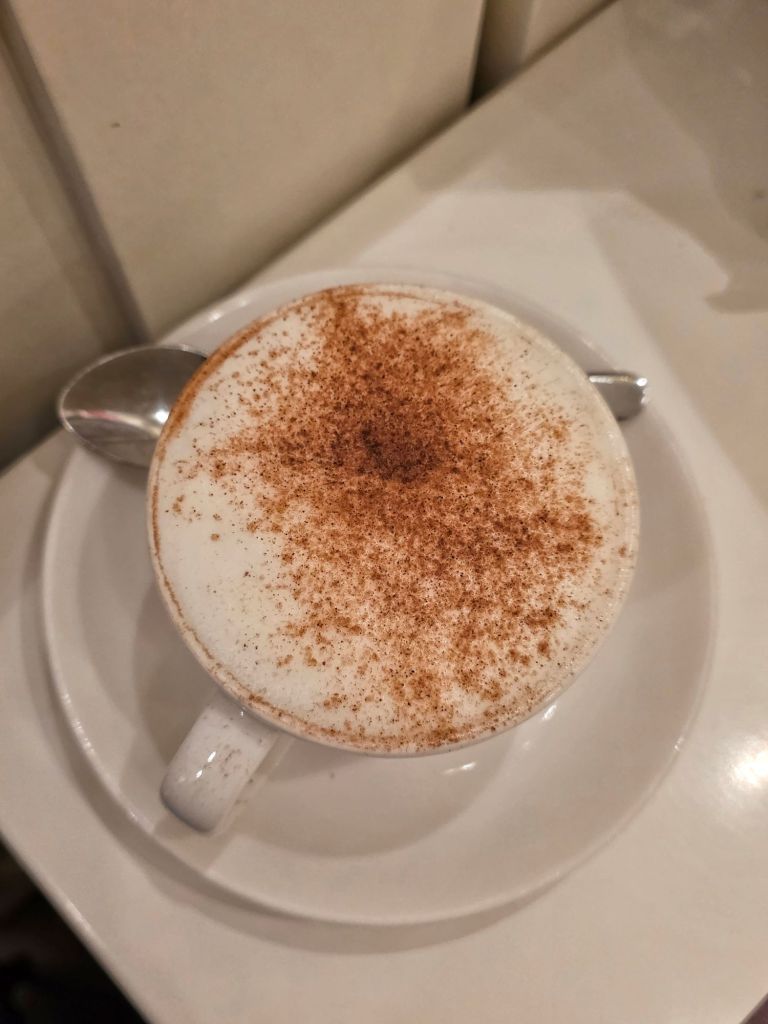 This article is about Bianco Latte, a charming, feel-good café and restaurant located in via Filippo Turati, Milan.