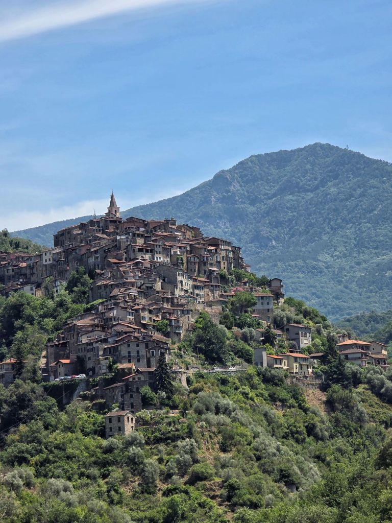 In this travel article I write about Apricale, a medieval, picturesque village nestled in the hills of the Nervia Valley, in the province of Imperia (Liguria).