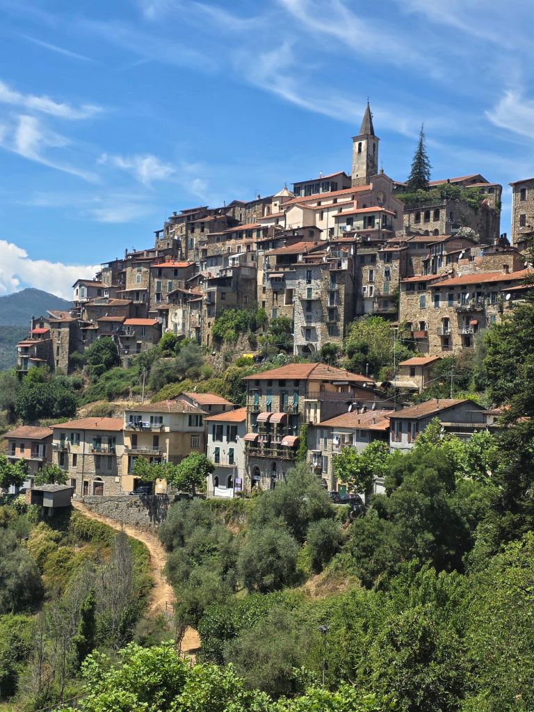 In this travel article I write about Apricale, a medieval, picturesque village nestled in the hills of the Nervia Valley, in the province of Imperia (Liguria).