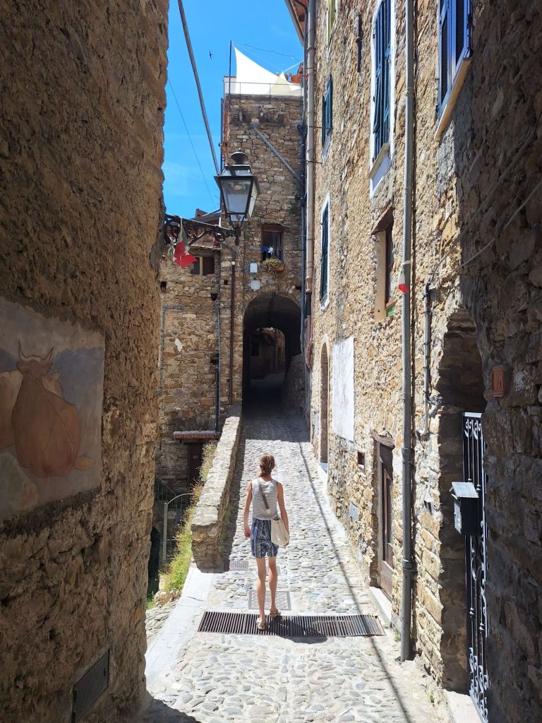 In this travel article I write about Apricale, a medieval, picturesque village nestled in the hills of the Nervia Valley, in the province of Imperia (Liguria).